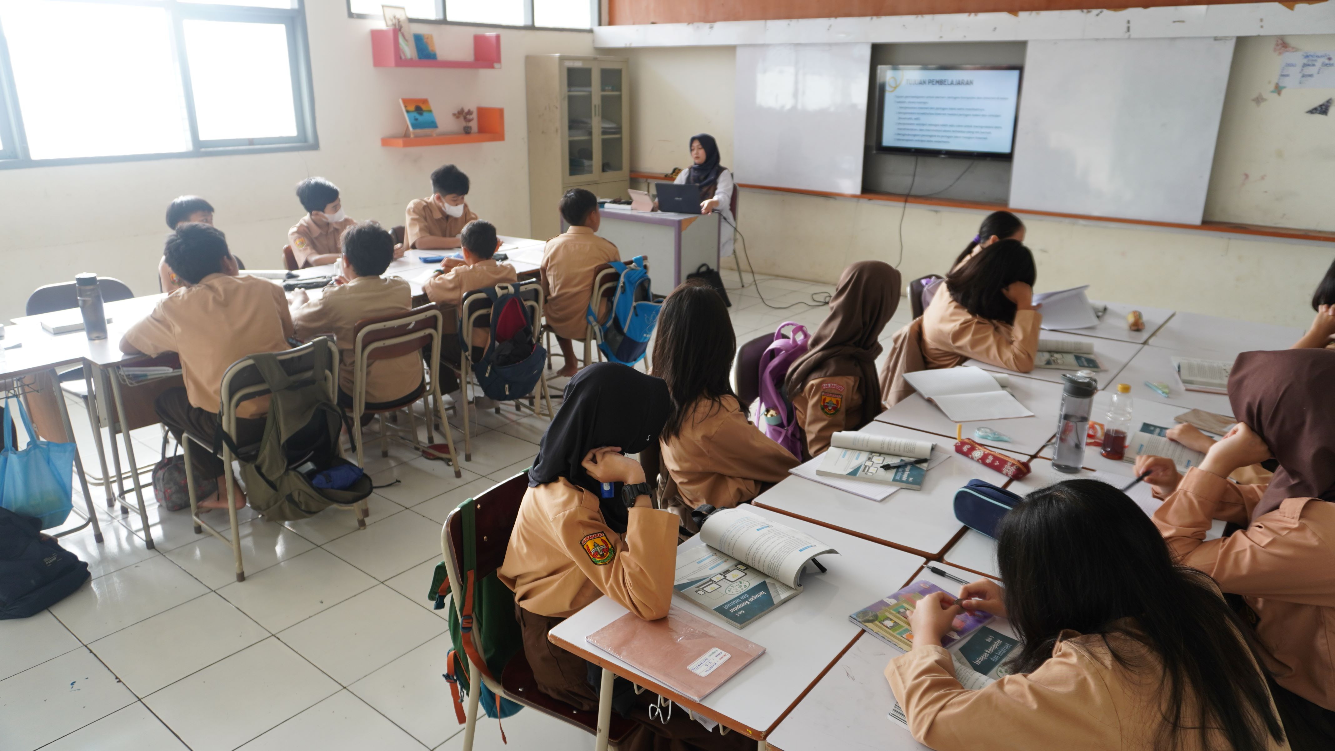 Dilengkapi dengan Layar LCD di setiap Ruangan